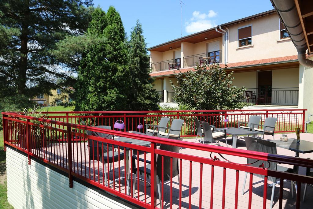 Relais Vosgien - Hotel Restaurant "La Table De Sophia" Saint-Pierremont  Buitenkant foto